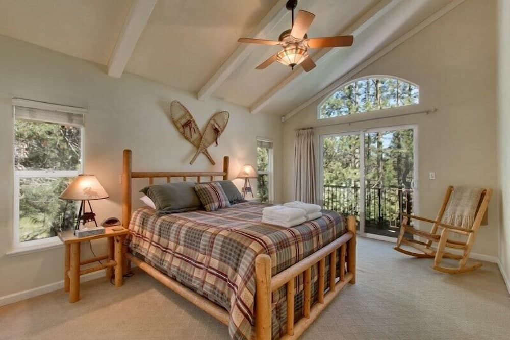 1261 Country Club Drive