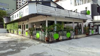 Apple 1 Hotel Gurney