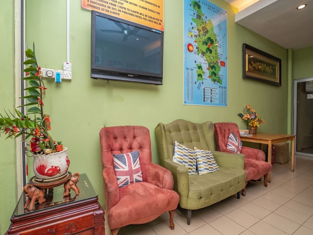 OYO 44078 The Island Hotel