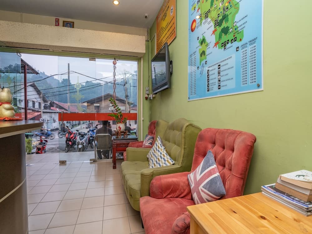 OYO 44078 The Island Hotel