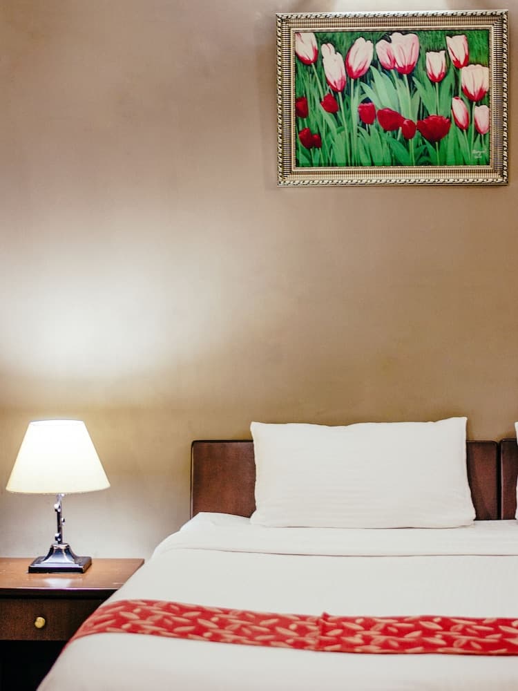 Hanu Reddy Residences Wallace Garden