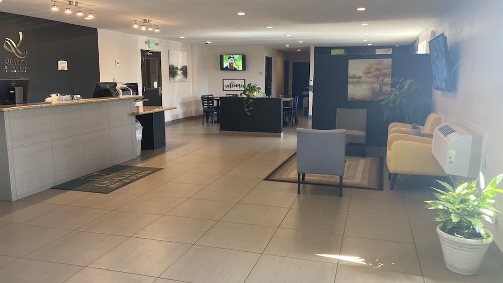 Quality Inn & Suites near Downtown Bakersfield