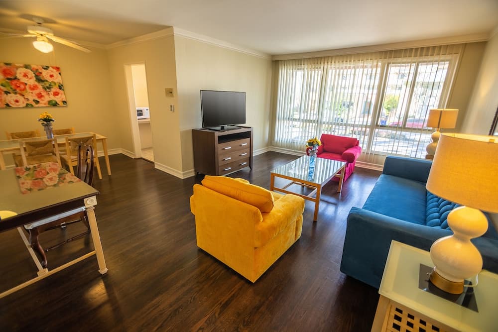 Cal Mar Hotel Suites