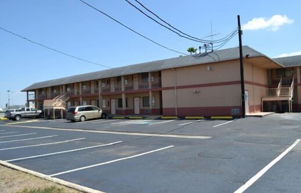 Deluxe Inn and Suites Weslaco