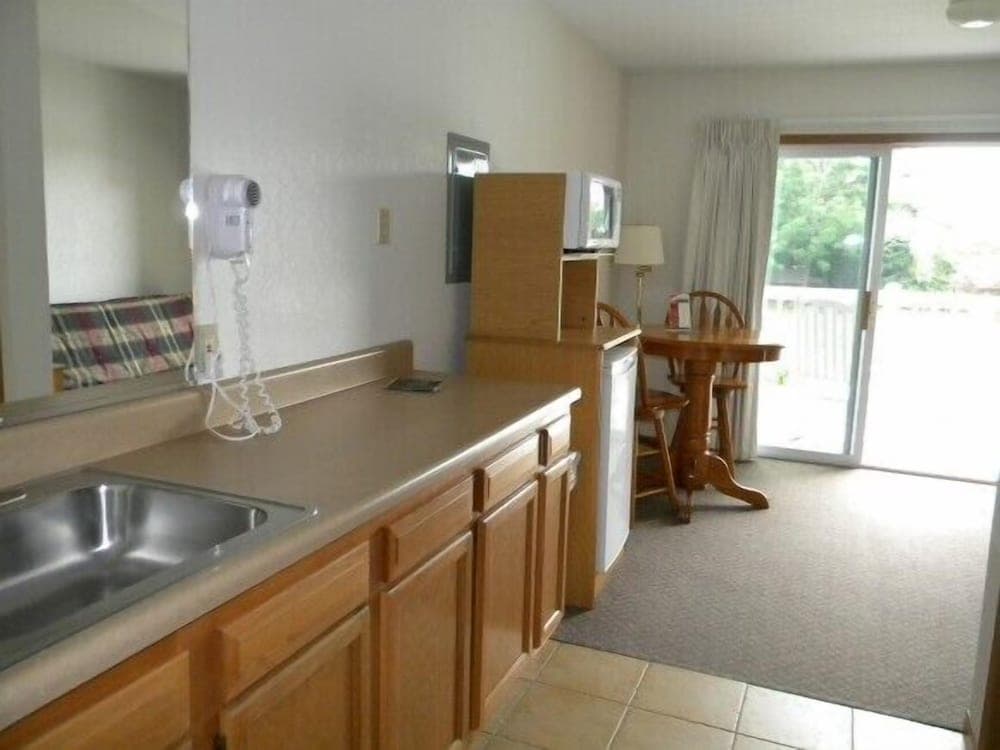 Nader's Motel & Suites