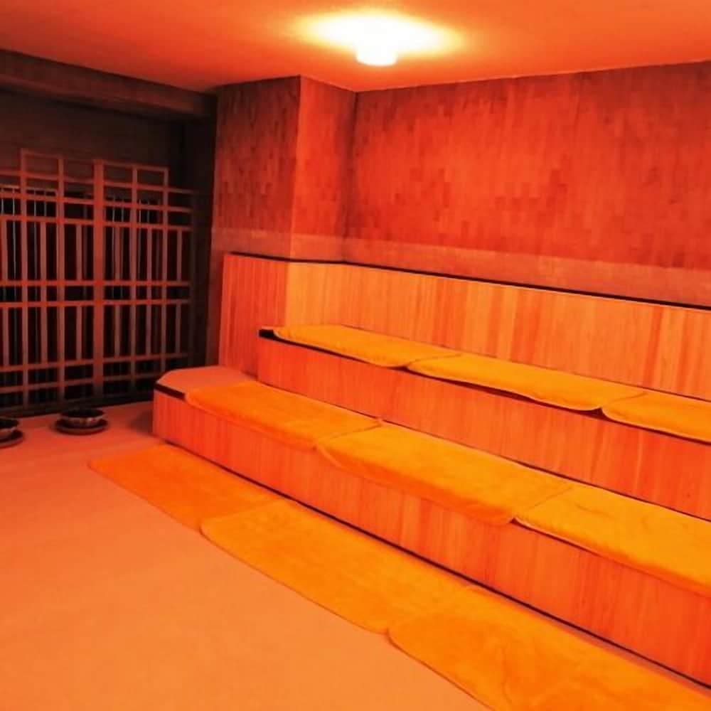Sauna & Capsule Hotel Hollywood - Caters to Men