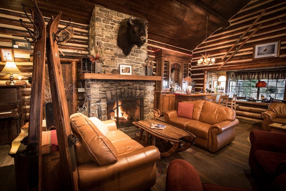 Storm Mountain Lodge Cabins & Dining