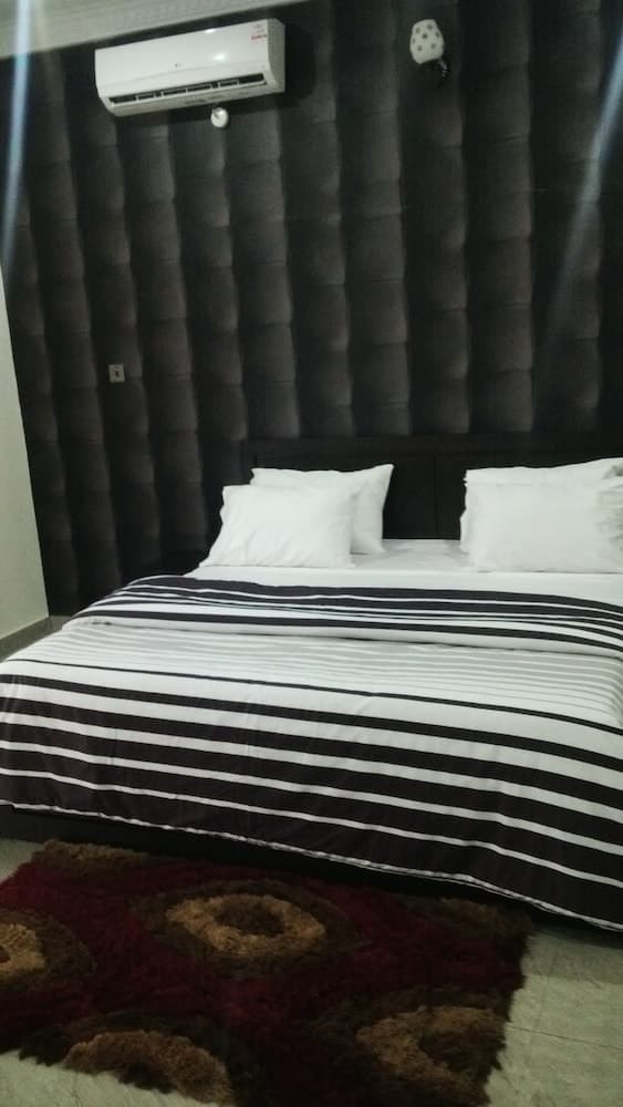 Queen Idia Suites