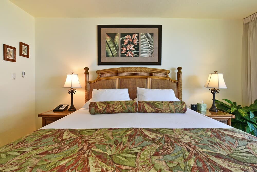 Lahaina Shores #225 Studio Bedroom Condo by RedAwning