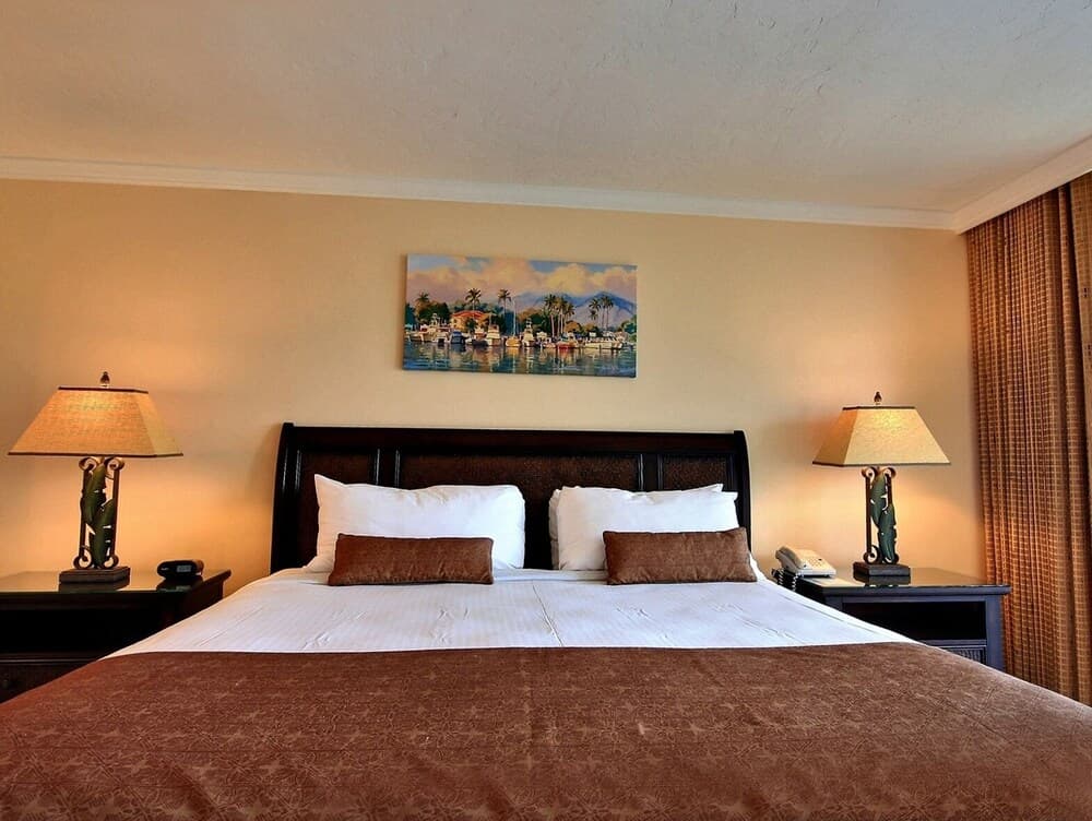 Lahaina Shores #533 Studio Bedroom Condo by RedAwning