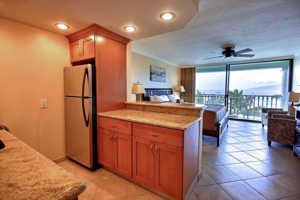 Lahaina Shores #533 Studio Bedroom Condo by RedAwning