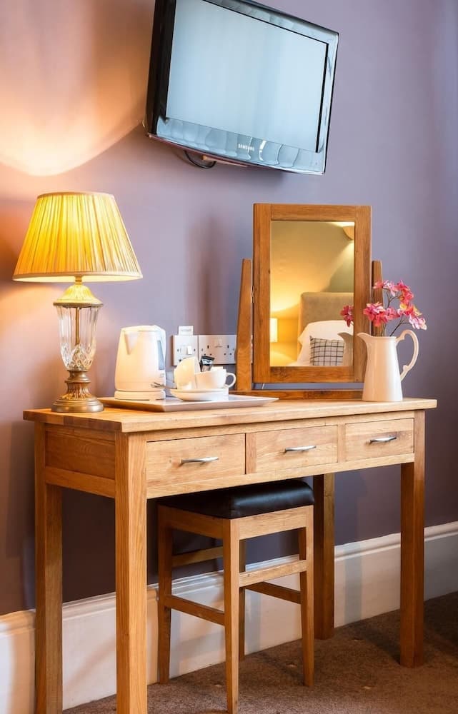 The Lounge Hotel and Bar