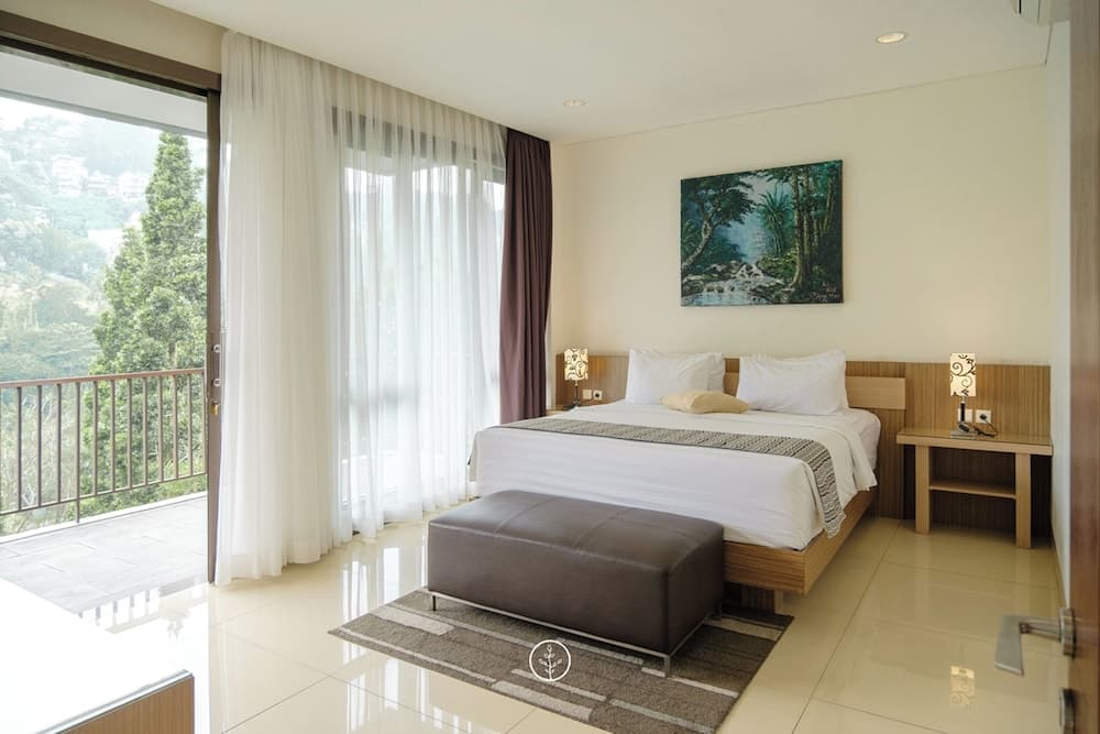 Tulip Hill View 6BR Villa with pool and movie room