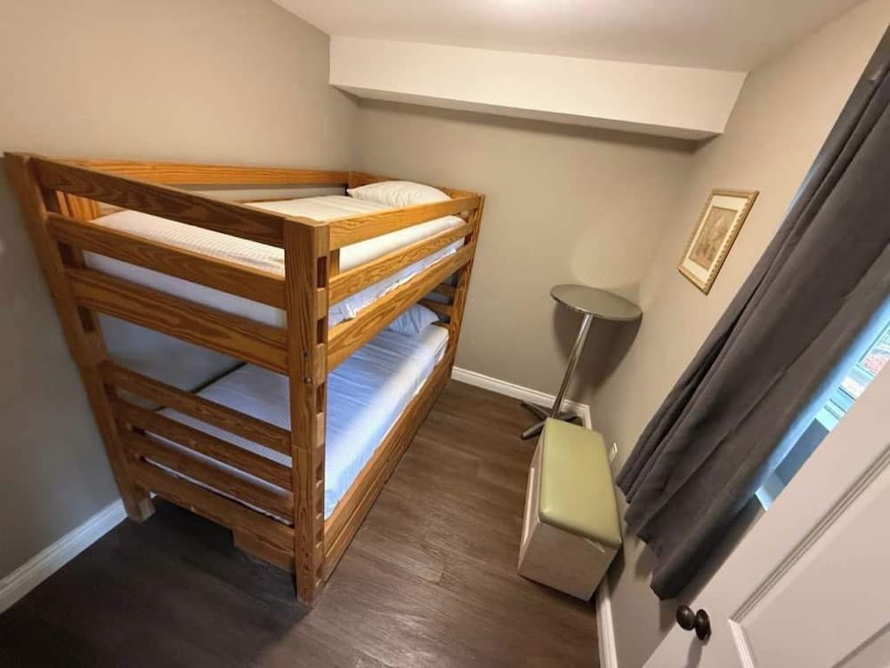 Mountain Views, Steps to BM Village, Hot Tub, BBQ.