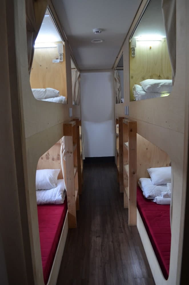 The Style Capsule Guesthouse - Hostel