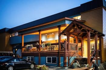 Raging Elk Adventure Lodging