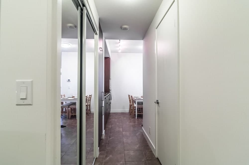 AOC Suites 2 Bedroom Condo, City CN Tower View