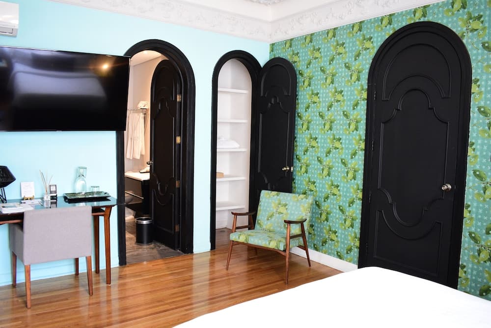 Pug Seal Polanco Allan Poe