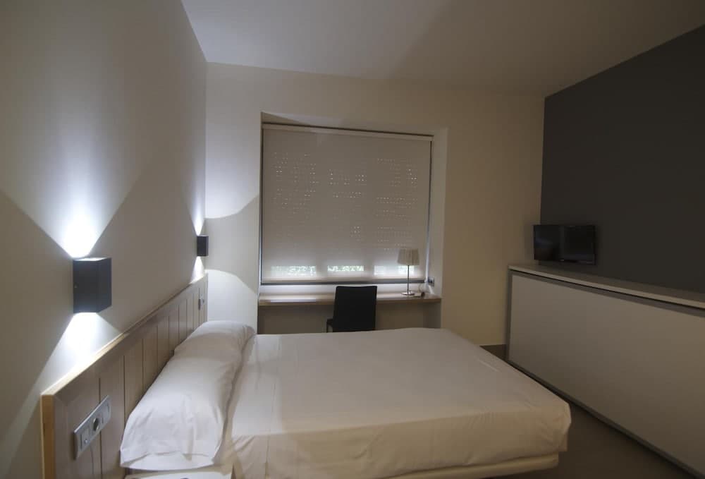 The Book Factory Hostel by gaiarooms