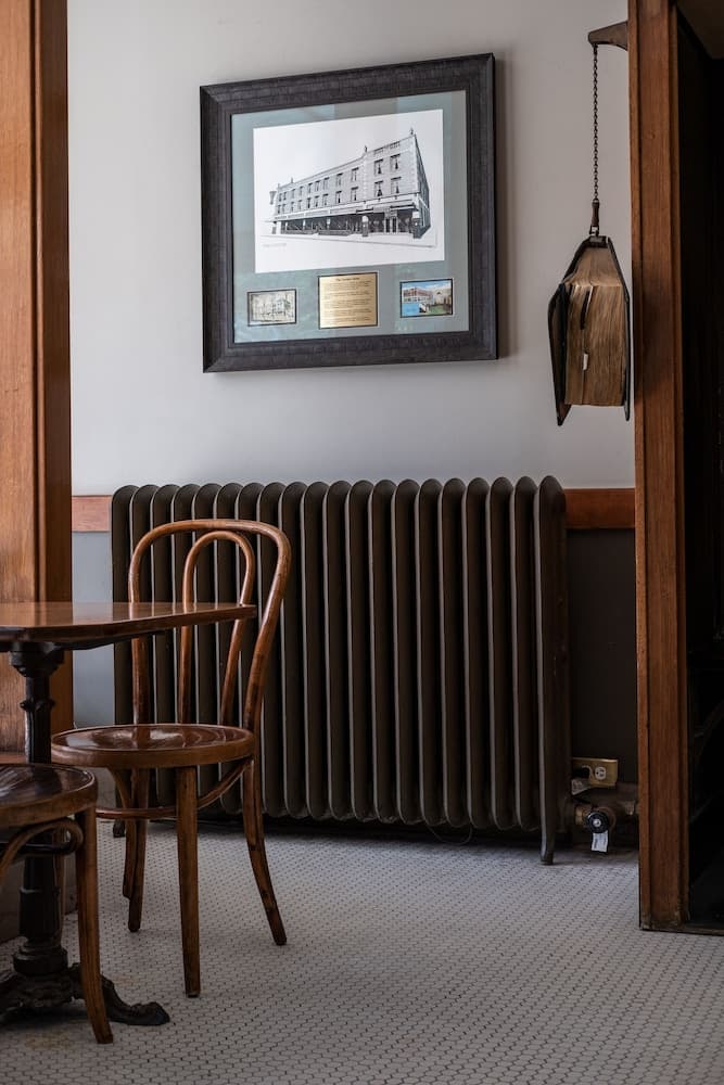 Gardner Hotel & Hostel