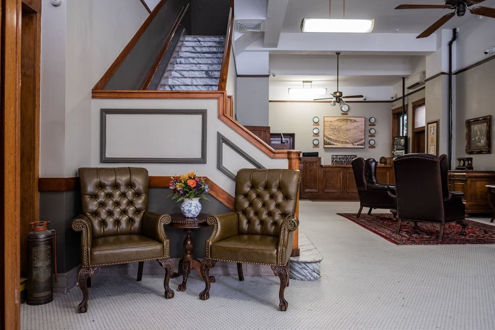 Gardner Hotel & Hostel