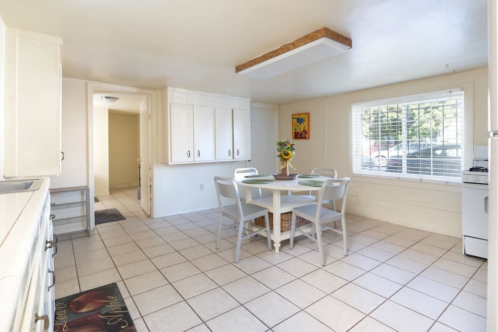 Bright & Spacious One Bedroom Apartment