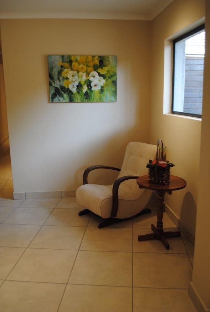 6 on Morris Guest Lodge