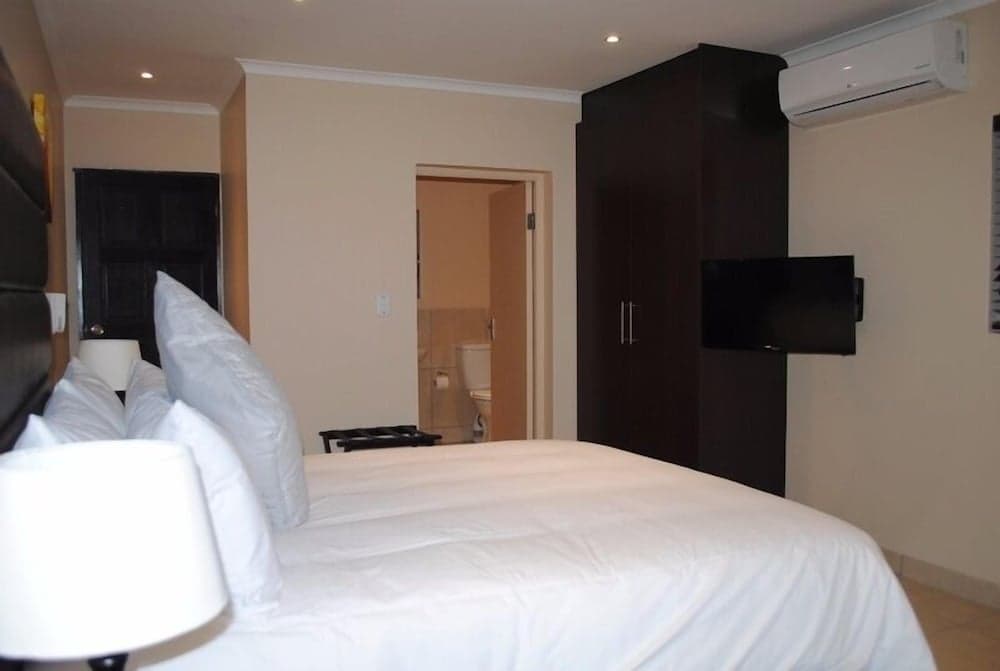 6 on Morris Guest Lodge