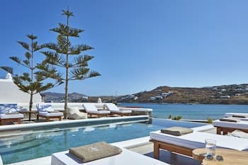 Mykonos Waves Beach House & Suites