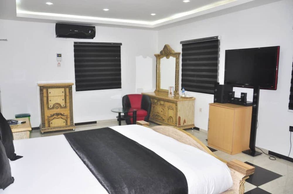 Charlie's Place And Suite