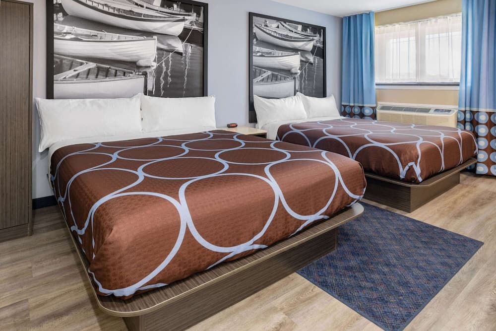 Super 8 by Wyndham Lindenhurst