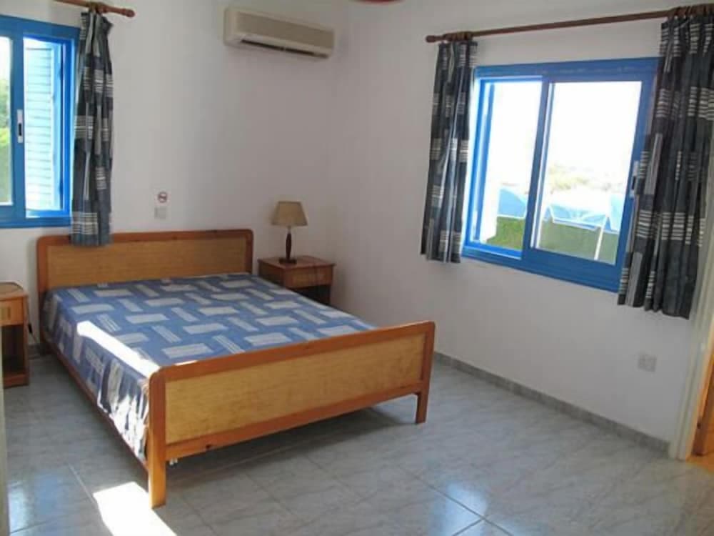 Chriseleni Latchi Villas