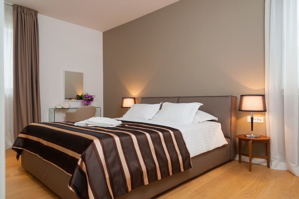 Residence by Vestibul Palace