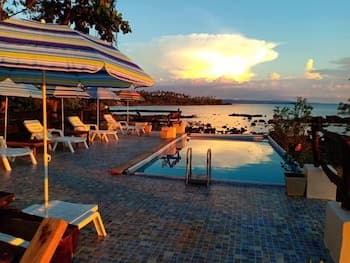 Banana Sunset Bar & Bungalows