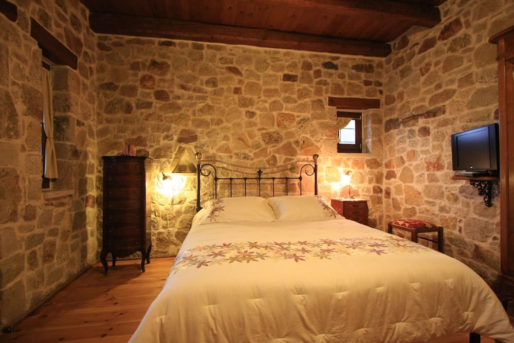 Lithos Traditional Houses