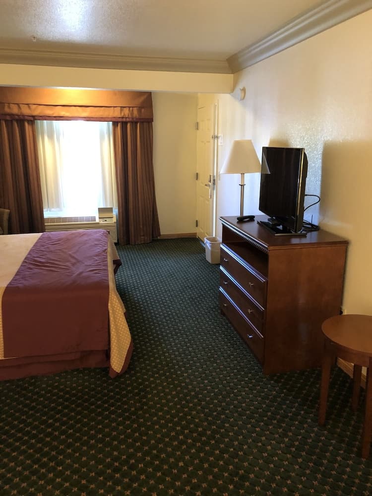 Cloverdale Wine Country Inn & Suites