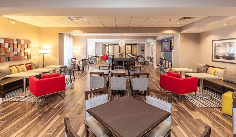 Hampton Inn Emerson LakePoint