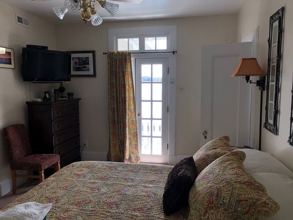 Boathouse Waterfront Lodging