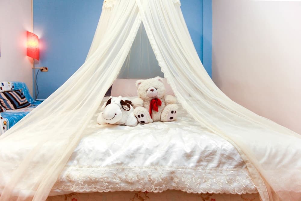 Love in Pearl Hostel