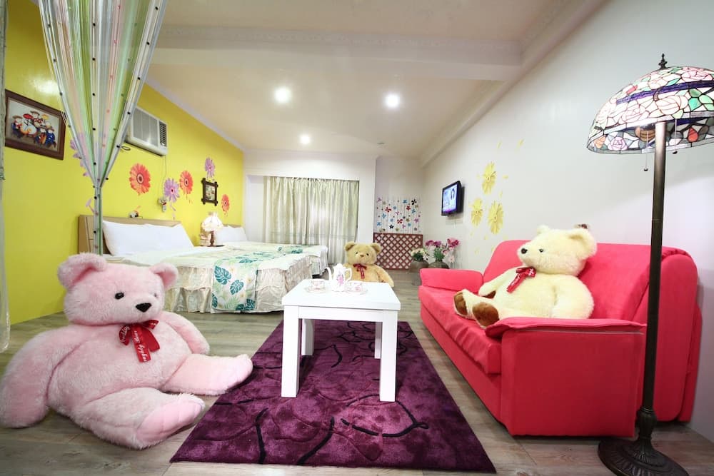 Love in Pearl Hostel