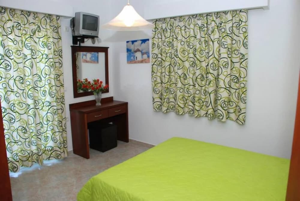 Amoudi Studios Apartments Hotel