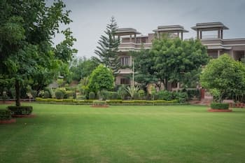 Mulberry Araliayas Resort & Spa