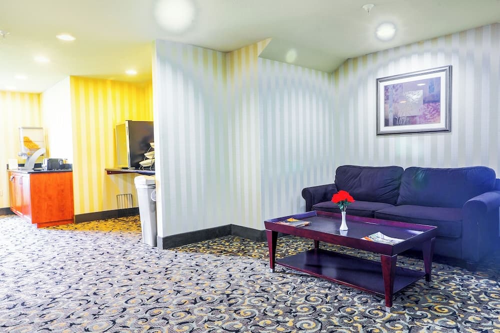 Evansville Inn & Suites By OYO