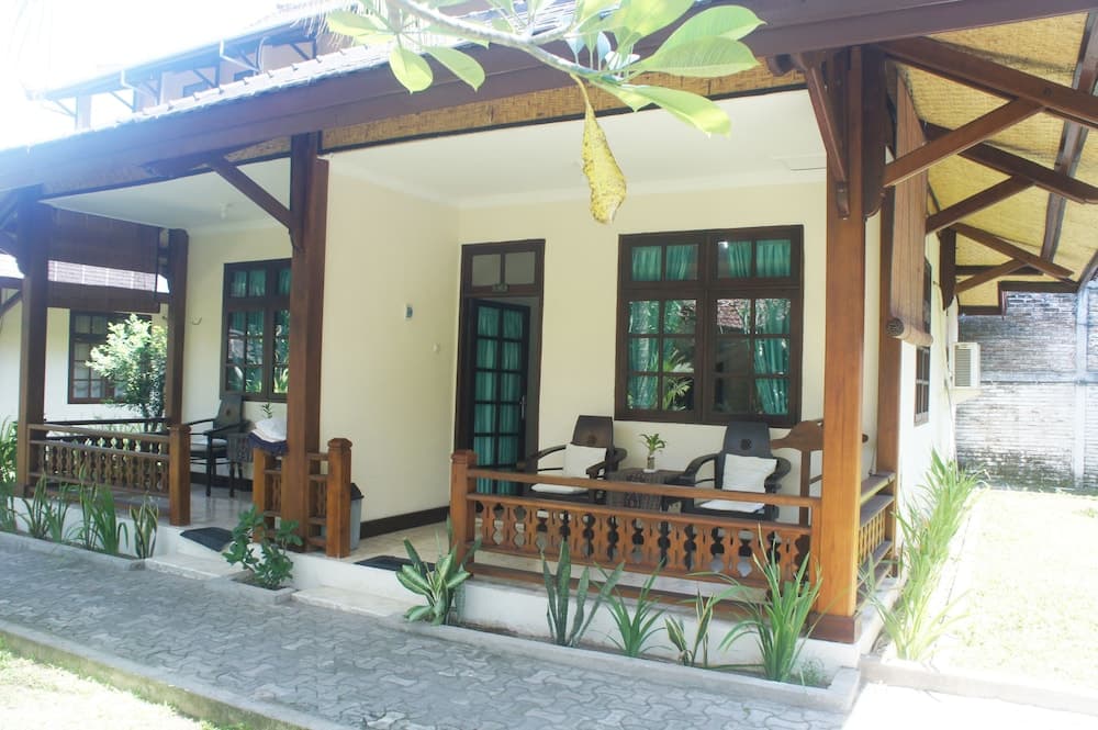Batu Bolong Cottages