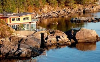 Pointhouse Suites On Sargeant Bay