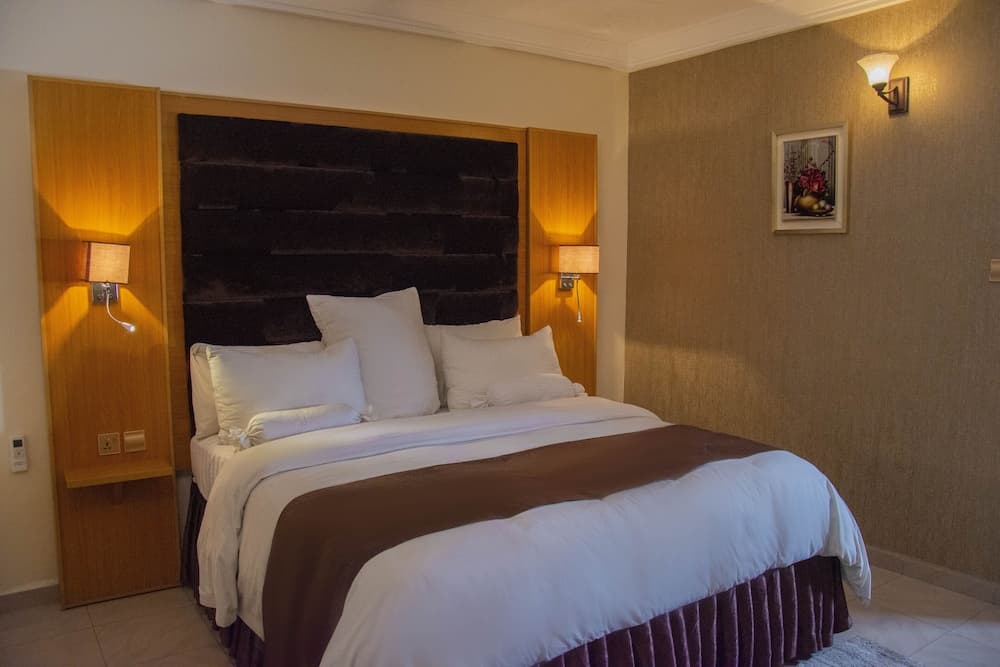 Sparklyn Hotels & Suites