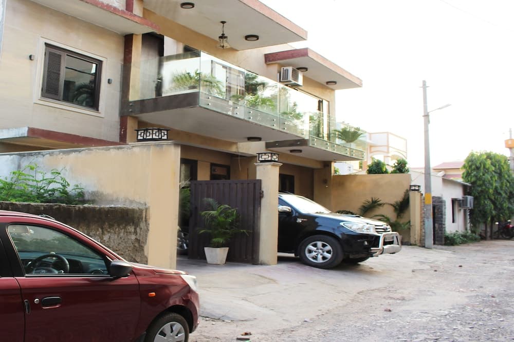 OYO 1670 Cotts Villa