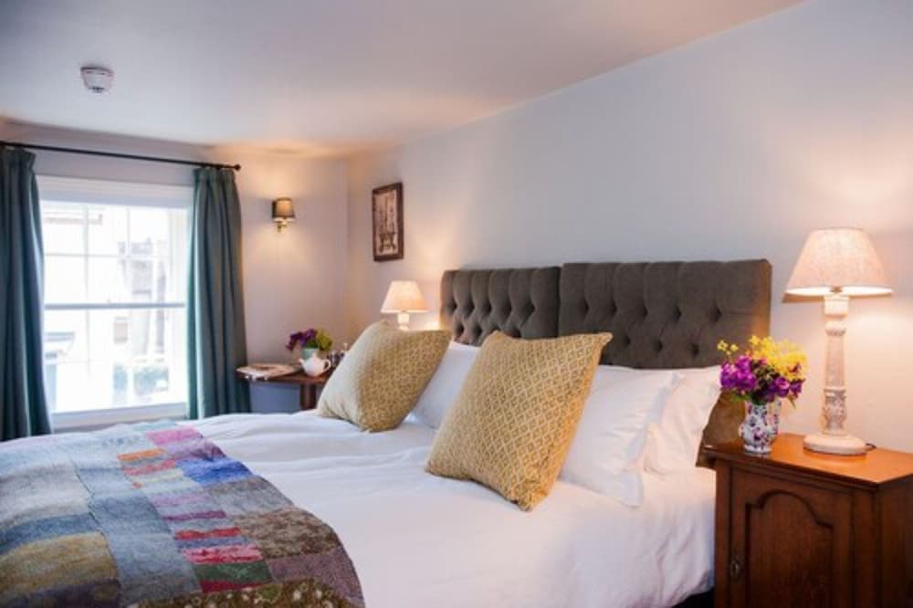 The White Hart, Overton