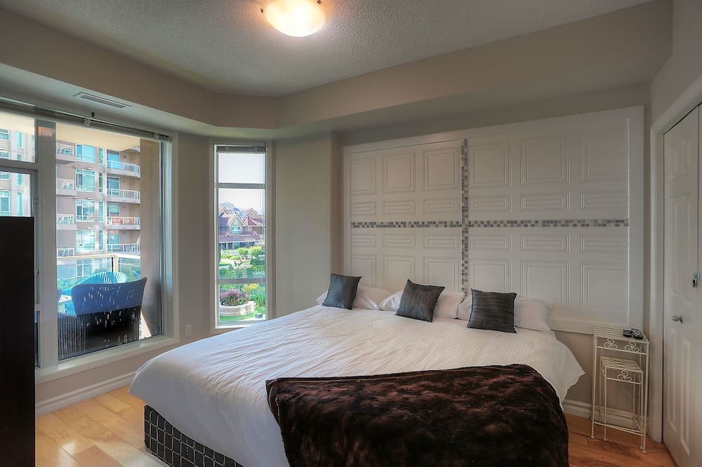 Sunset Waterfront Resort by KelownaGo