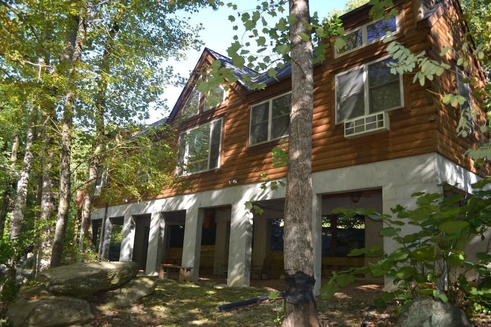 The Esmeralda Inn at Lake Lure